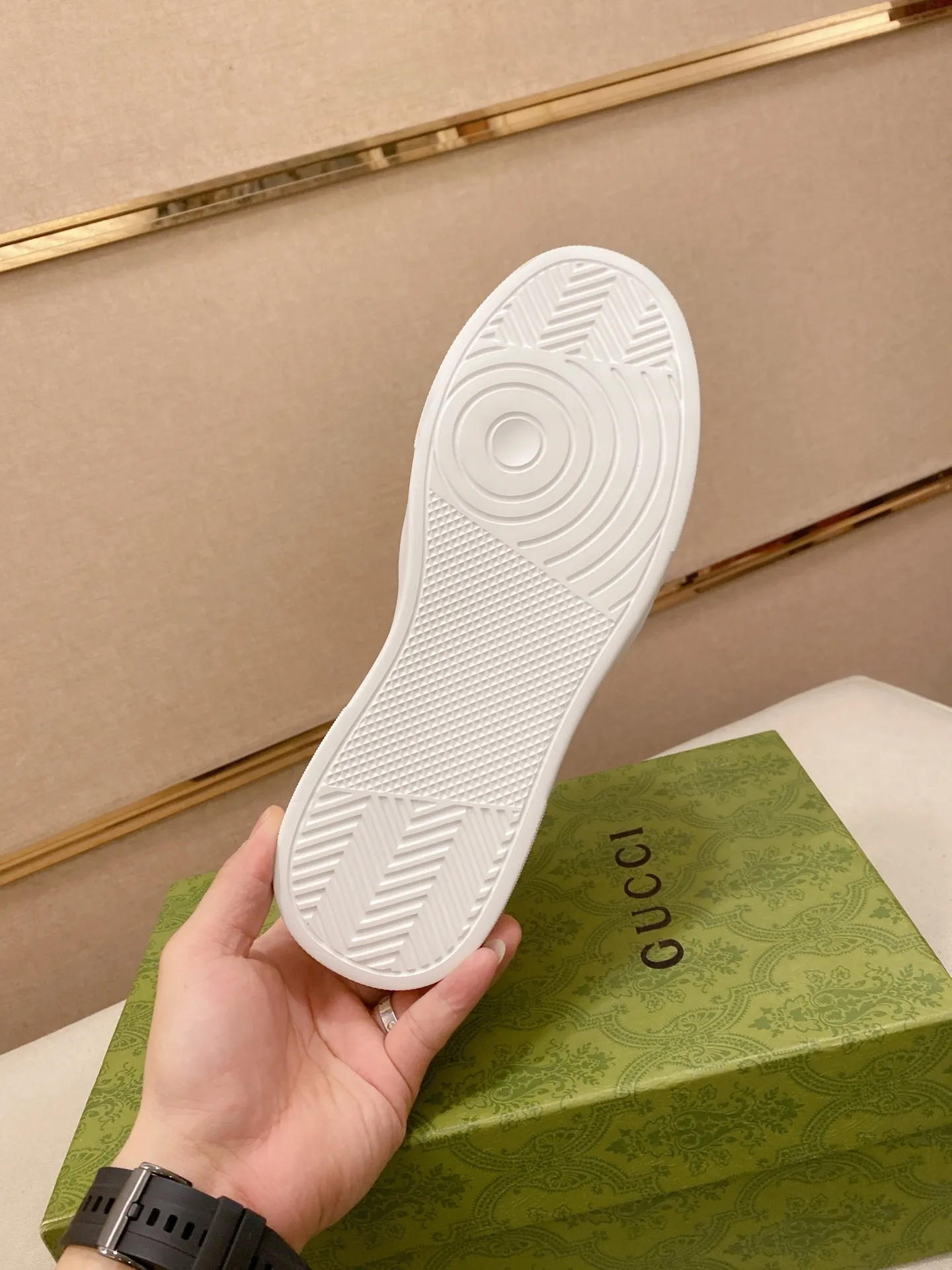 Ex-factory price 400💰【Gucci】Gucci men’s latest series of casual shoes! The official website is built 1:1. The upper is made of imported high-quality cowhide, and the lining is made of high-quality sheepskin, which is soft and comfortable. Picky selection of materials and exquisite workmanship give you the best enjoyment. Number of yards: 38-44 yards.